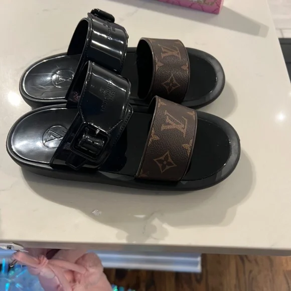 Authentic LV slides - Picture 2 of 6